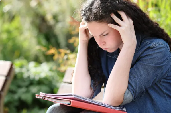 Chica con TDAH tomando CBD