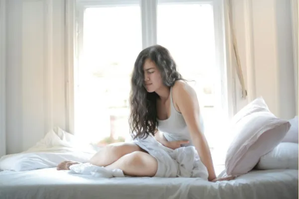 Persona con enfermedad de dolor tomando CBD