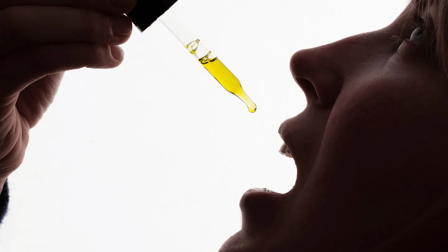 Chica tomando CBD
